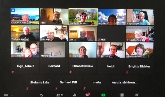 Zoom Meeting in Ostfildern, Teilnehmer auf Computer zu sehen