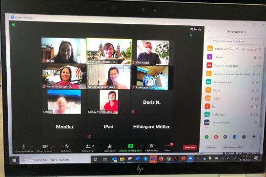 Zoom Meeting in Freudenstadt, Teilnehmer auf Computer zu sehen