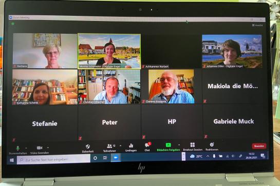 Zoom Meeting in Ursensollen, Teilnehmer auf Computer zu sehen