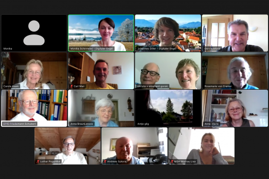 Zoom Meeting in Murnau, Teilnehmer auf Computer zu sehen