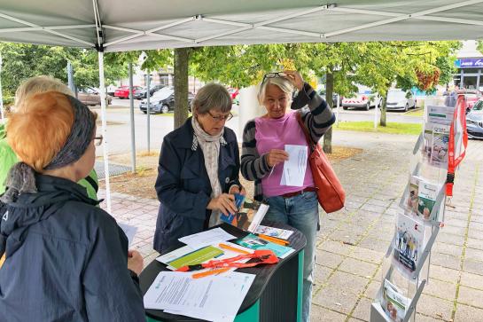 Seniorinnen am Stand in Nutzetal