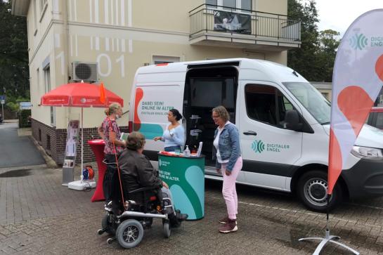 Infomobil Digitaler Engel in Oldenburg unterhält sich mit einer Seniorin am Stand