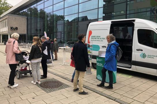 Senioren stehen vor dem Infobus des Digitalen Engels in Bad Oldesloe