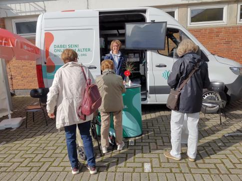 interessierte Menschen stehen vor unserem Infomobil in Lübeck