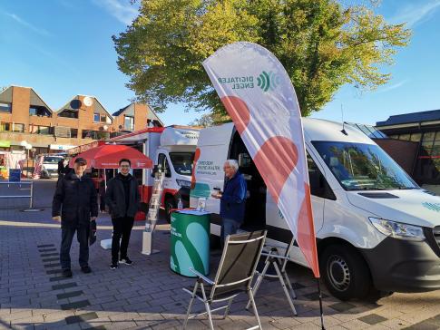 Besucher stehen vor dem Infomobil am Marktplatz