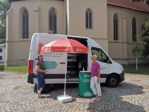 Zwei Frauen stehen vor dem Infomobil