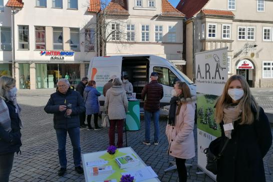 Eine Gruppe Senior:innen am Stand des Digitalen Engels in Hameln