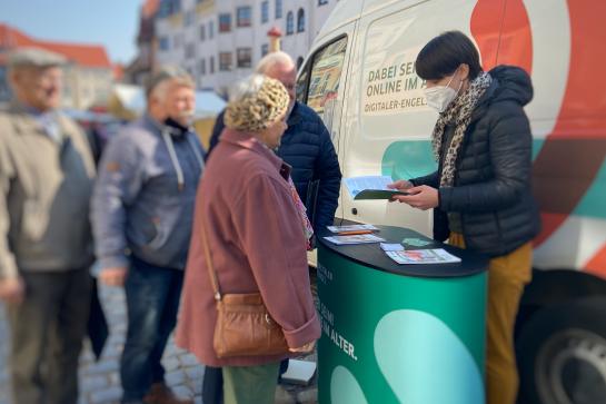 Senior:innengruppe steht vor dem Infomobil des Digitalen Engels