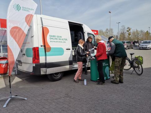 einige interessierte Besucher stehen vor dem Infomobil und unterhalten sich mit unserem Mobilreferenten