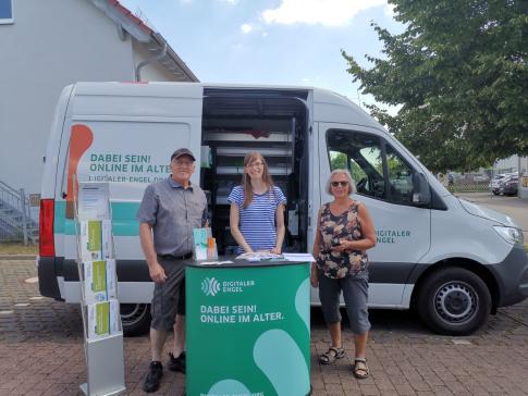 Werner Seekatz vom AWO-Kreisverband Mainz-Bingen e.V., Petra Rollfing vom Digitalen Engel und Ilse Dittewig-Bogen, Digitalbotschafterin, stehen vor dem Engel-Mobil.