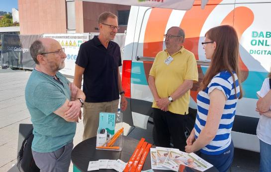 Digitaler Engel Petra Rollfing im Gespräch mit Amtsleiter Stefan Fritzsche und zwei Engagierten vom Bürger-Treff Gerlingen