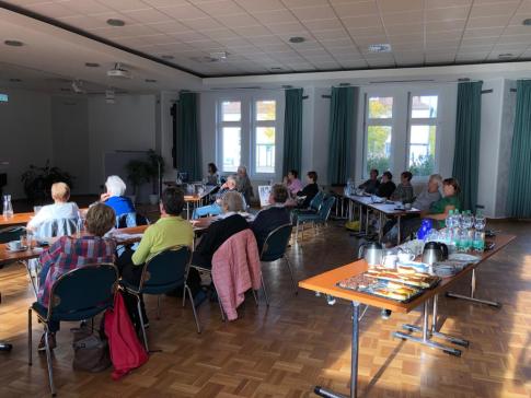 Der Bürgersaal in Schwarzheide ist gefüllt mit vielen sitzenden Senior:innen, die einem Vortrag zuhören.