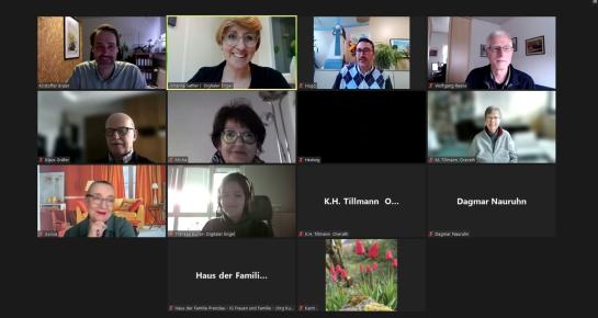 Eine Bildschirmaufnahme von der digitalen Veranstaltung mit dem Referenten, der Moderatorin und zwölf Teilnehmenden.