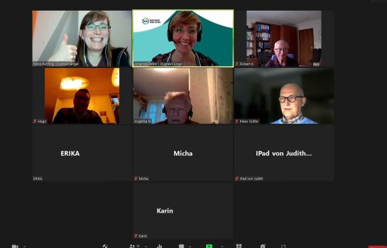 Eine Bildschirmaufnahme von der digitalen Veranstaltung mit der Referentin, der Moderatorin und acht Teilnehmenden. Von vier Teilnehmenden ist das Videobild zu sehen. 