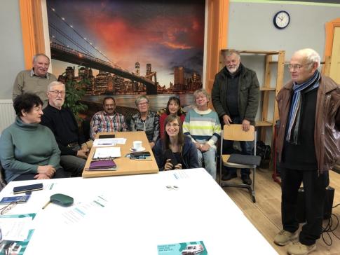 Gruppenbild der Veranstaltung mit der Referentin und neun von vierzehn Teilnehmenden