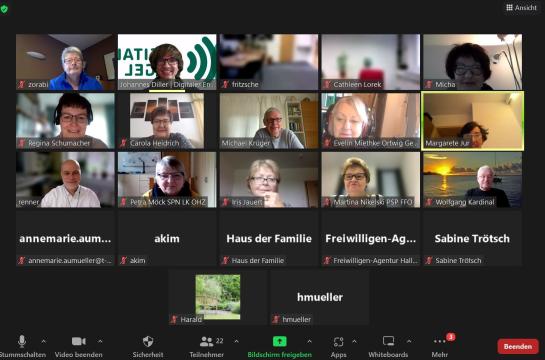 Bildschirmfoto vom Zoom-Meeting, die Teilnehmenden sind in kleinen Rechtecken neben- und untereinander abgebildet