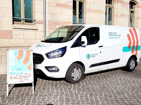 Das Info-Mobil steht vor dem Bahnhofsgebäude in Bad Salzungen.