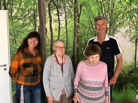 Gruppenfoto mit drei älteren Teilnehmenden der Veranstaltung mit der Ansprechpartnerin Katrin Volkmann