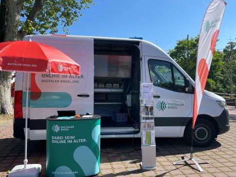 Das Infomobil steht auf dem Marktplatz.