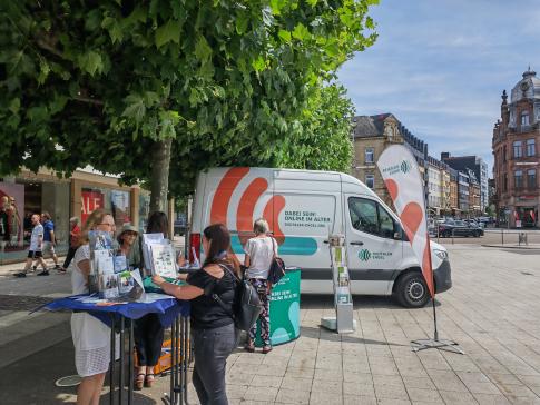 Besucherinnen stehen vor dem Infomobil