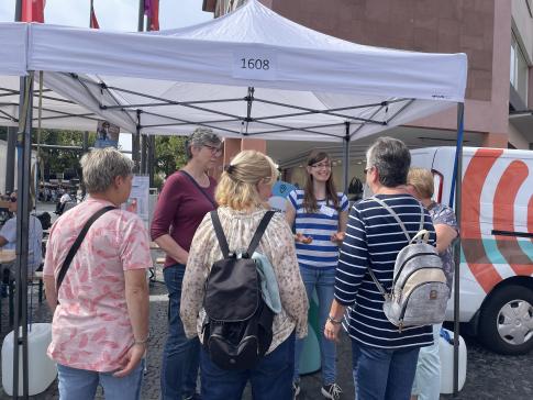 Mobilreferentin Petra erklärt an unserem Infostand Seniorinnen Dinge rund um die digitale Welt.