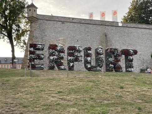 Der Schriftzug Erfurt vor der Erfurter Zitadelle.