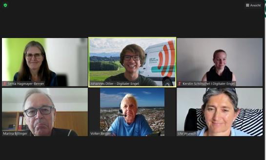 Bildschirmfoto vom Zoom Meeting; die Teilnehmenden sind in kleinen Rechtecken neben- und untereinander abgebildet