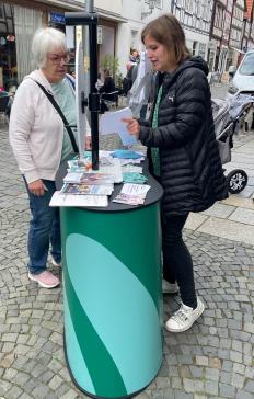 Theresa fragt an unserem Stand einer Seniorin eine Frage aus dem DiFü, nachdem sie am Glücksrad gedreht hat.