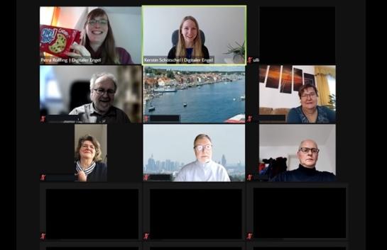 Screenshot der Online-Veranstaltung auf der Plattform Zoom. Neben Moderatorin Kerstin und Referentin Petra haben sechs Teilnehmende ihre Kamera angeschaltet.