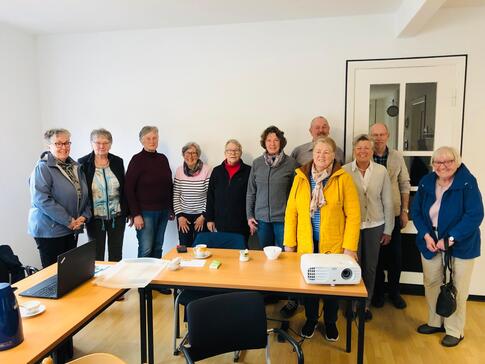 Ein Gruppenfoto der elf von insgesamt 13 Teilnehmenden der Veranstaltung. In der Gruppe stehen neun Damen und zwei Herren. 