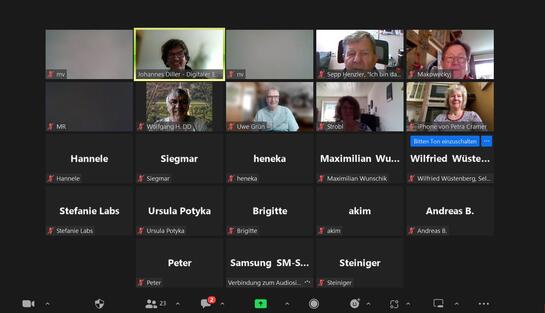 Bildschirmfoto vom Zoom Meeting; die Teilnehmenden sind in kleinen Rechtecken neben- und untereinander abgebildet