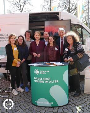Ein Gruppenfoto mit Ministerin Lisa Paus (Mitte) mit dem Team vom Digitalen Engel