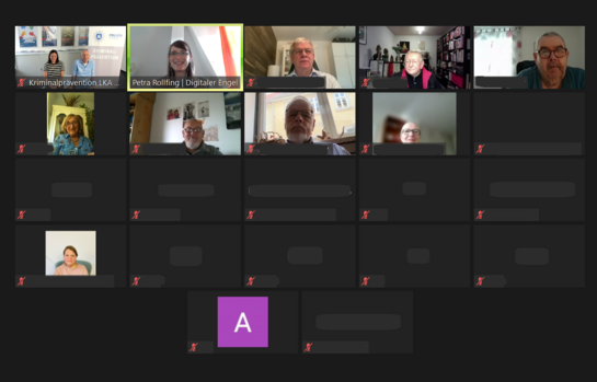 Ein Screenshot einer Zoom-Veranstaltung. Zehn Personen haben ihre Kamera aktiviert. Zwölf weitere Kacheln sind schwarz.