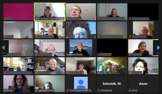 Screenshot einer Zoom-Veranstaltung mit 25 Kacheln. 19 Kacheln sind mit Videobild.