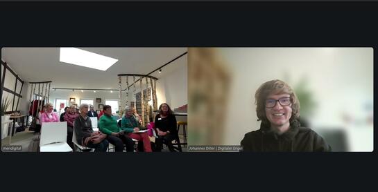 In kleinen Kacheln nebeneinander sind links mehrere Personen zu sehen die in einem Raum sitzen und rechts Referent Johannes.