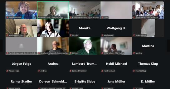 In mehreren kleinen Kacheln nebeneinander und untereinander sind einige Menschen zu sehen, die in die Kamera blicken.