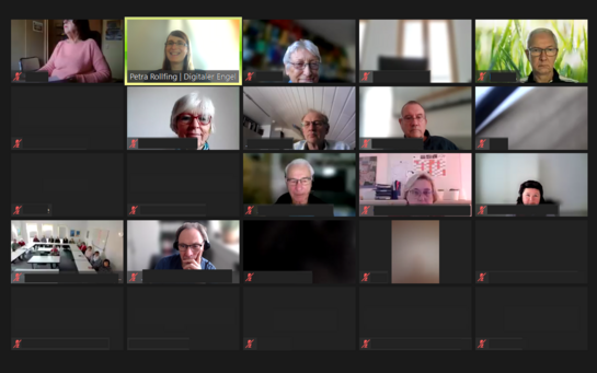 Ein Screenshot einer Zoom-Veranstaltung mit 25 Videokacheln. Bei 15 Kacheln ist das Video angeschaltet.