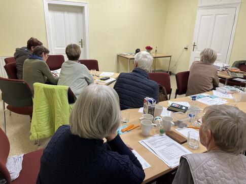 Die Teilnehmenden sind von hinten zu sehen.