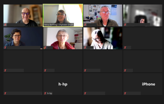 Eine Zoom-Konferenz mit sechszehn Kacheln. Auf sieben Kacheln ist die Kamera angeschaltet. Jeweils eine Person ist zu sehen.
