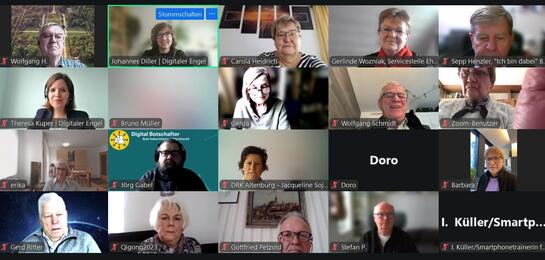 Die Teilnehmenden der Veranstaltung sind in kleinen Kacheln neben- und untereinander abgebildet.