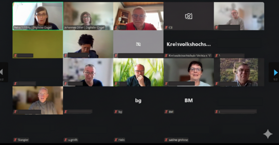 Screenshot einer Videokonferenz in der Galerieansicht mit mehreren Teilnehmenden. Die Namen der Personen sind zum Datenschutz geschw&auml;rzt.