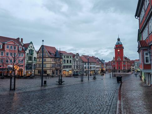 Links und rechts stehen mehrere H&auml;user und in der Mitte ist eine Kirche abgebildet.
