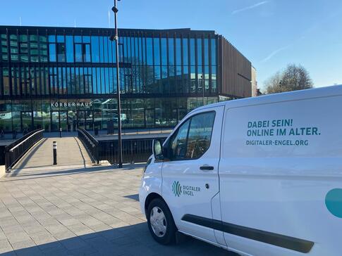 Auf der rechten Seite des Bildes ist der vordere Teil des Info-Mobils. Auf der linken Seite im Hintergrund das moderne K&ouml;rberHaus im Hamburg-Bergedorf.