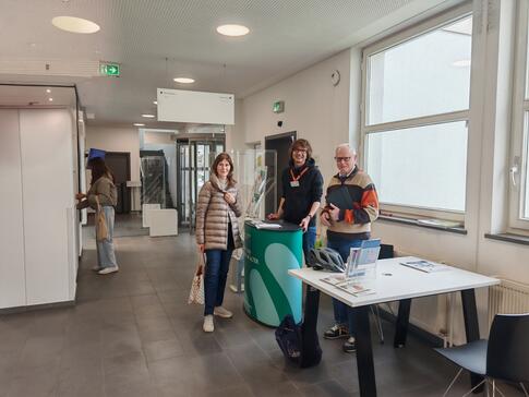 Eine Frau und ein Mann stehen neben Mobilreferent Johannes und blicken in die Kamera.