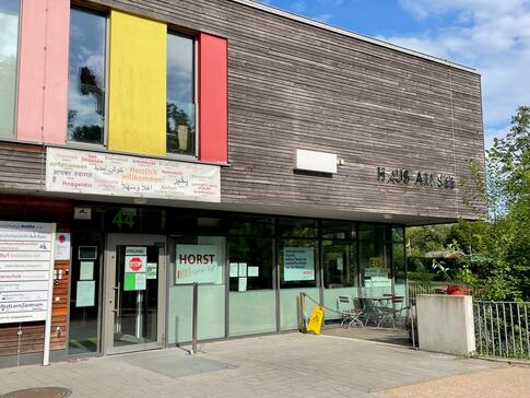 Das Haus am See in Hohenhorst von au&szlig;en im strahlenden Sonnenschein.