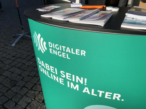 Ein Tisch des Digitalen Engels steht auf dem Marktplatz in Riesa