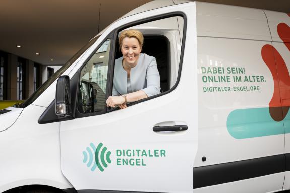 Bundesministerin Dr. Franziska Giffey schaut aus dem Fenster des Infomobils