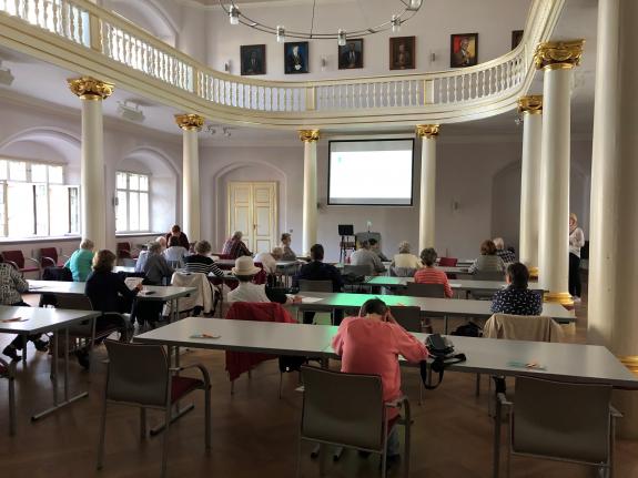 Senioren sitzen im Rathaussaal in Gera