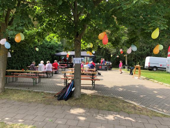 Familienfest in Kroppenstedt mit Luftballons und Bierbänken