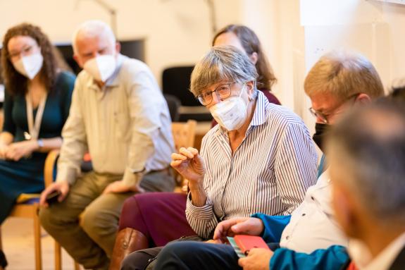 Gruppe von älteren Menschen im Gespräch